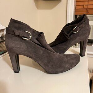 Roberto del Carlo gray suede boots.